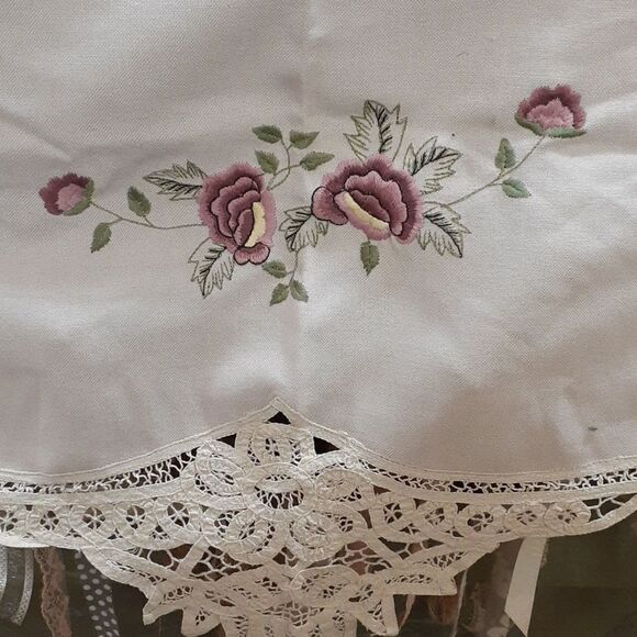 Victorian Embroidery needle point rose mantle cloth with heritage lace edge - Picture 11 of 12